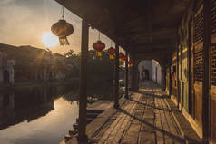 中国南山老城日落时分的水上街