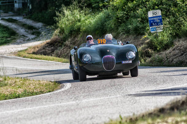 佩萨罗 Colle 巴托罗, 意大利-<strong>2018</strong>年5月17日: 捷豹 C 型1952在一辆旧赛车在拉力赛比 Miglia <strong>2018</strong> 著名的意大利历史种族 (1927-1957)
