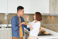 亚洲恋人互相喂食水果和食物，情侣和家庭概念.