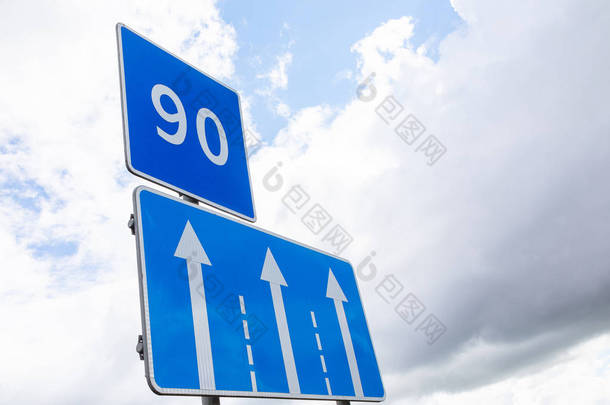 道路标志<strong>低速</strong>限制每小时90公里，并附有交通标志