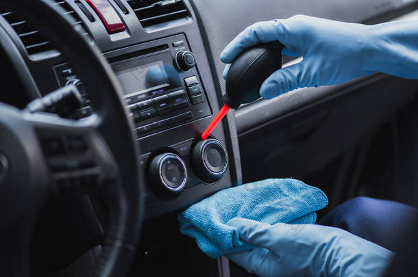 带<strong>橡胶</strong>空气清洁剂的汽车清洁剂除尘仪表板的裁剪视图