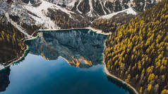 意大利多洛姆拉戈迪布莱斯湖的令人惊叹的秋季景观