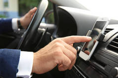 商人驾驶汽车时使用手机导航，特写镜头