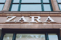 Zara Store在Khreschatyk街上展示橱窗。 标牌标识 