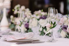 香槟酒的婚礼眼镜上装饰着小枝鲜花.