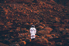 宇航员在探索一个新的星球。 寻找一个新的家h