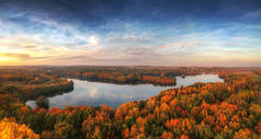 在波兰秋天的森林和湖面上，夕阳西下