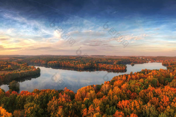 在波兰秋天的森林和湖面上，夕阳西下