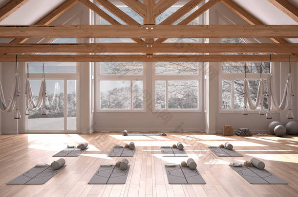 空荡荡的<strong>瑜伽室室</strong>内设计，带有吊床、床垫、枕头和配件的空间，木制地板和屋顶，可用于<strong>瑜伽</strong>练习，<strong>冥想</strong>，冬季全景全景窗