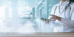 医疗保健与技术，博士在医院背景下使用带有图标医疗网络的数字平板电脑