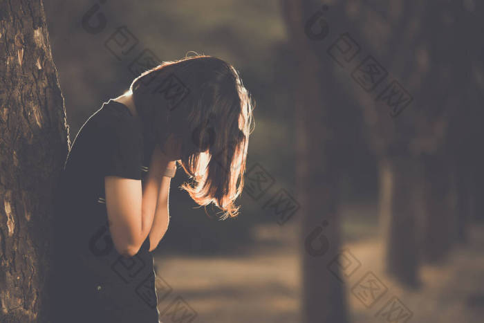 配置文件的一个伤心男人的脸上黑垂头丧气-包图企业站