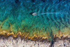克罗地亚。 在海面上的船 晴天在蓝色亚得里亚海上的浮船航景. 旅行-形象