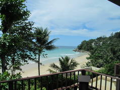 从酒店的阳台上可以看到美丽的大海、棕榈树和海滩。 豪华度假胜地.