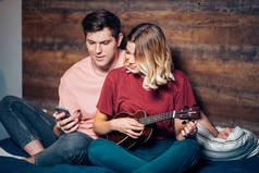 自学成才的夫妻在家学习弹奏四弦琴
