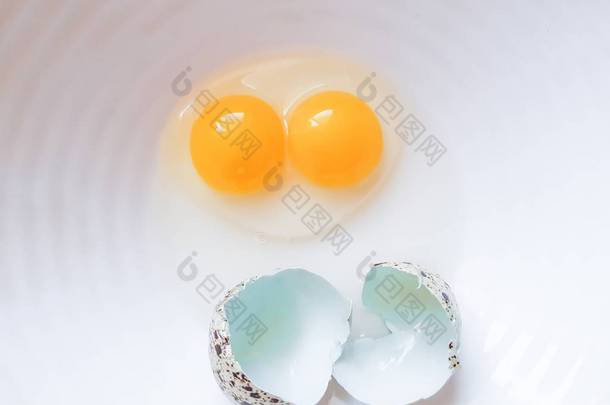 鹌鹑蛋，白盘上的双层蛋黄碎了。 蛋白质来源和健康饮食概念.