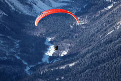 飞越白雪覆盖的高加索山脉，阳光灿烂的蓝天