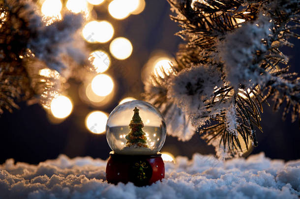 <strong>雪地</strong>里装饰着圣诞树，<strong>雪地</strong>里站着云杉枝条，夜晚灯光朦胧
