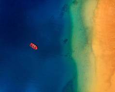 在拉斯维加斯海岸外停泊的一艘孤独的红船的航景