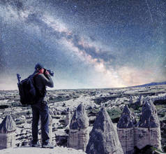 人类在星空下为山谷的爱情拍照。 土耳其Cappadocia