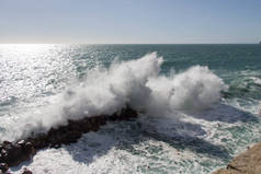海面上的地平线和海浪冲撞着石头的海景.