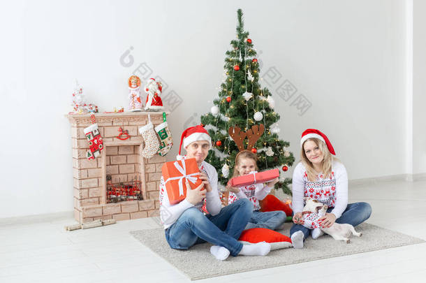 假期和礼物的概念-圣诞时节快乐家庭的肖像