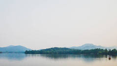 西湖风景，日落时倒映在水面上，杭州