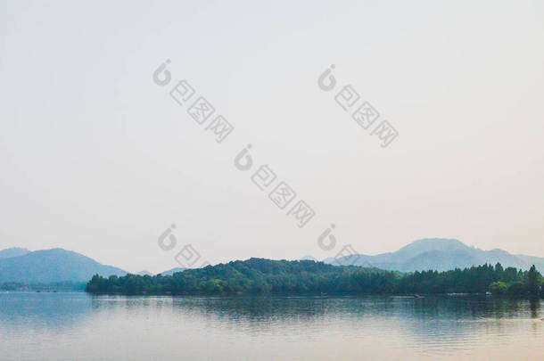 西湖风景，日落时倒映在水面上，杭州