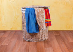 地板上的木制柳条箱洗衣篮和浴巾
