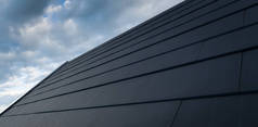 黑色太阳能屋顶的概念。 由现代单晶黑色太阳能屋顶瓦组成的建筑集成光伏系统。 3d渲染.