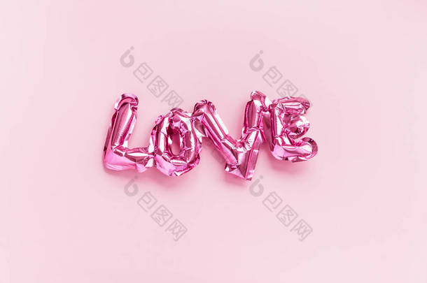 爱的概念。 扁平的粉色气球，上面有字母