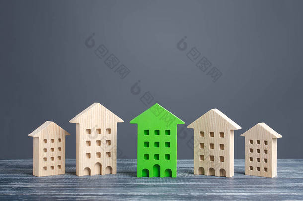 一幢住宅建筑的绿色形象在其他房屋中脱颖而出. 零碳排放节能技术。 搜索最佳选择公寓。 高质量、方便的地点.
