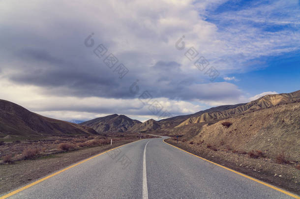 高山蜿蜒的乡村道路