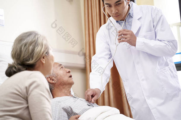 亚洲医生用听诊器检查老年病人
