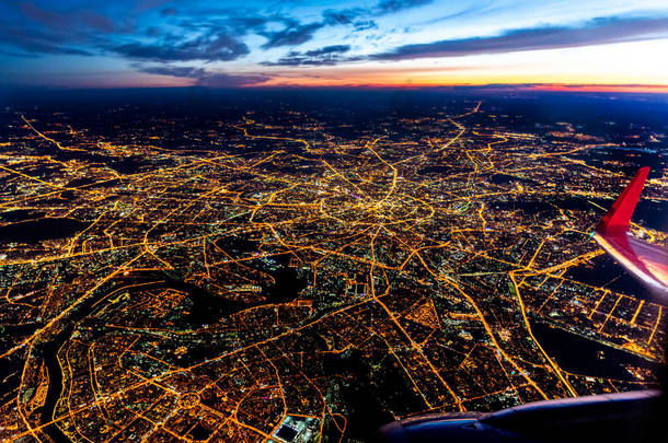俄罗斯莫斯科的空中景观，蓝色时<strong>辰</strong>的街道灯火通明- -飞机引擎和机翼，右下角可见翼