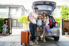 亚洲家庭在暑假开始前要去度假