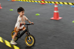 在赛马场玩平衡车的孩子，速度运动模糊图像