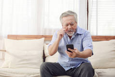 上了年纪的男人放下眼镜，看着手里拿着的手机