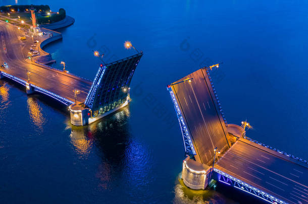圣彼得堡。俄罗斯。皇宫桥圣彼得堡的白夜从四合院俯瞰皇宫桥.去了俄罗斯的城市。圣彼得堡的桥。-晚安俄罗斯之行