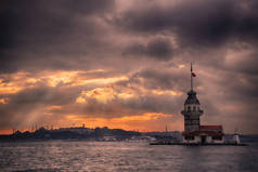 梅登塔和伊斯坦布尔景观在阴天与变化的灯光。位于土耳其伊斯坦布尔Bosphorus市中心的Maiden塔或Kiz Kulesi.