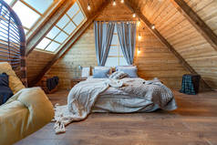 村舍的内部，木制设计，二楼宽敞的卧室