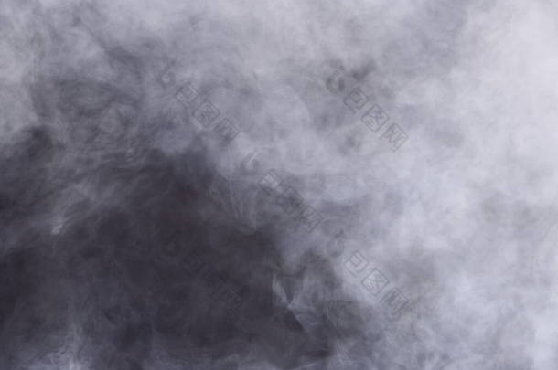 黑色背景下浓密的白烟浓雾，抽象的烟云，全身运动模糊，注意力不集中，高低曝光对比度，文字标识复制空间