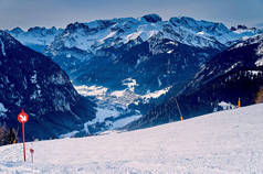 欧洲最大的滑雪车- -塞拉隆达的美丽全景滑雪场滑雪场滑雪场意大利白云岩的四个最有名的关口；南方阿尔卑斯山的雪峰非同寻常