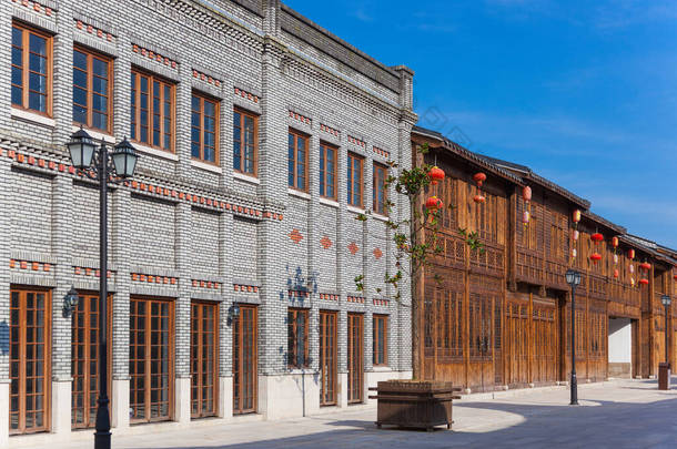 中国福建省福州市三楼七<strong>巷</strong>街道上的一排中国风格的砖和木房子。这是上个世纪初的传统建筑风格.