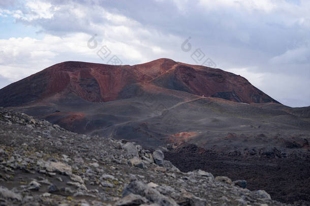 Fimmvorduhals登<strong>山道</strong>上的火山景观，红色地质结构。冰岛