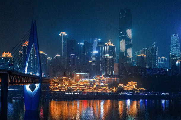 重庆的城市夜景。河边的风景。现代建筑与民间建筑的融合.水边的城市景观