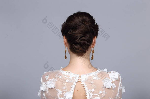 发式回转视图，黑色高加索新娘发型，白色婚纱美发拍摄，工作室照明灰色背景