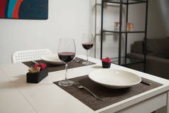 宴会用的玻璃器皿和餐具。杯子里的酒