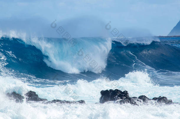 在智利的伊斯特岛沿岸，<strong>海浪汹涌</strong>而过