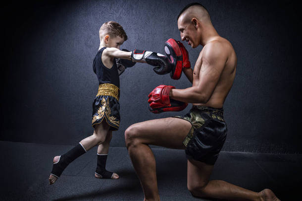 <strong>跆拳道</strong>教练正在训练这个男孩.家庭、体育、妈妈、母爱的概念。混合媒体