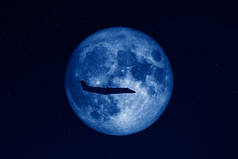 在黑暗的星空中，私人喷气式飞机在巨大的满月中飞行的轮廓，用时尚经典的2020年蓝色调。美国航天局提供的这一图像的要素 